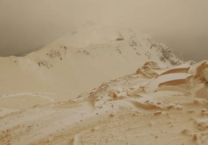 Los meteorólogos dicen que la nieve de Siberia colisionó con el viento lleno de polvo del desierto del Sahara en África. Foto: AP