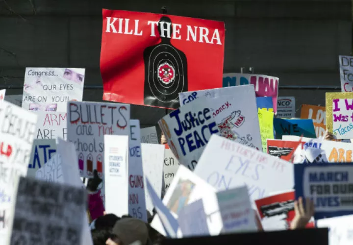La población pide cambios y la NRA se opone. FOTO/AP
