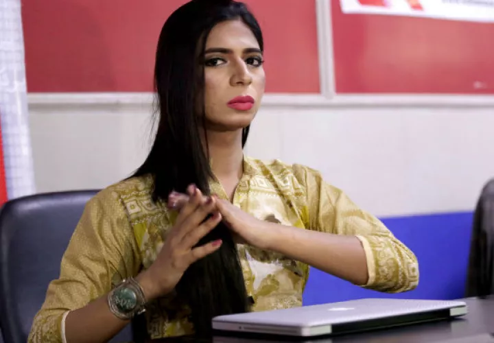 Marvia Malik se encarga de presentar el noticiero nocturno. FOTO/EFE