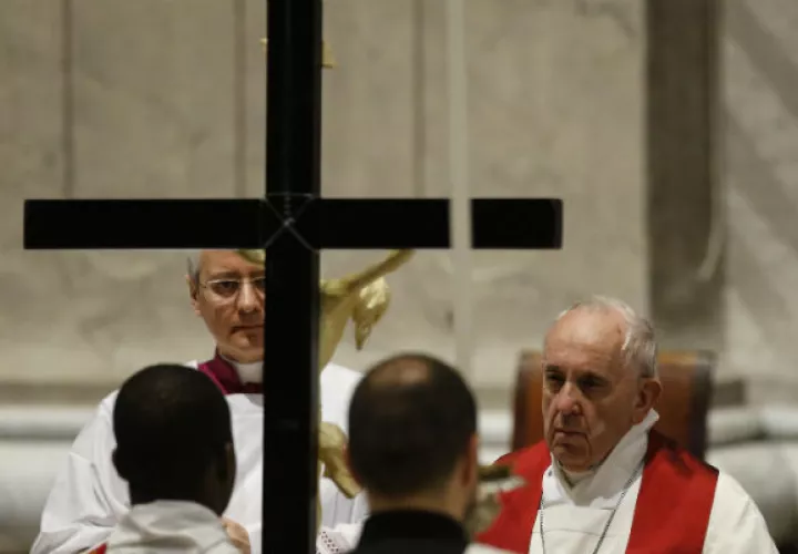 El papa Francisco preside los ritos del Viernes Santo. FOTO/EFE