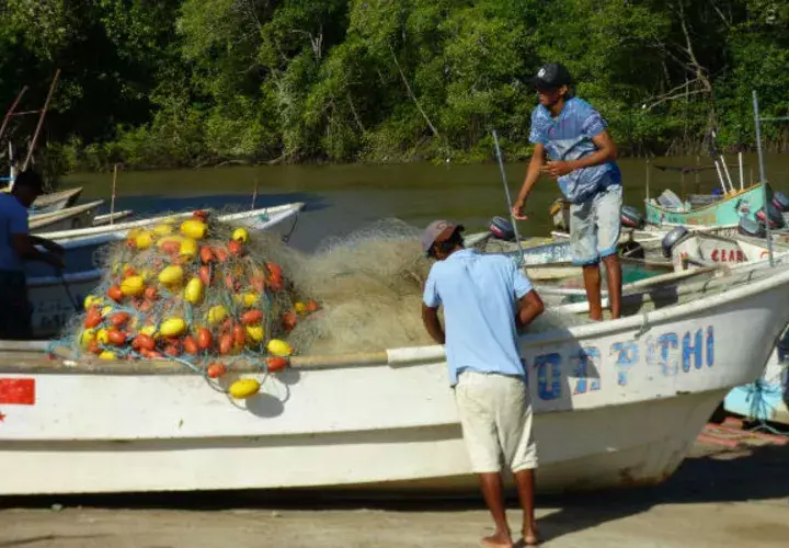 Los pescadores esperan mejores días. Fotos: Thays Domínguez. 
