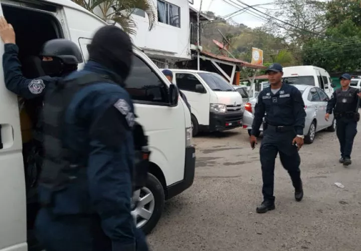 La Policía decomisó 2 autos y más de $2,706 en efectivo.