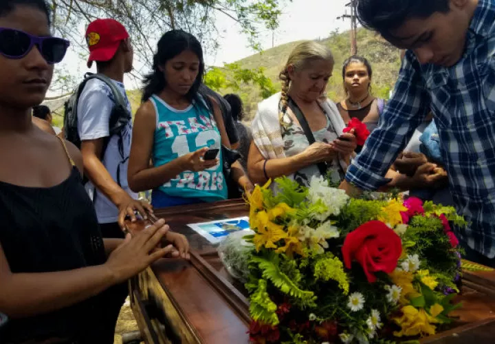 Familiares de presos del centro de reclusión de la Comandancia General de la Policía de Carabobo participan en el entierro de sus parientes. FOTO/EFE