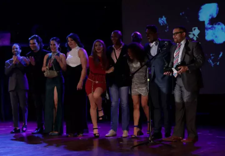 Parte del equipo de 'Rent' Mejor obra del año 2017, Mejor musical, Mejor director y Mejor iluminación. Foto: Aurelio Herrera Suira.