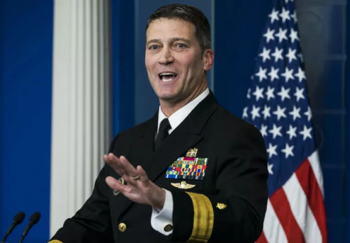 Ronny Jackson, contraalmirante de la Marina, fue una selección sorpresiva para ocupar el lugar de David Shulkin. FOTO/AP