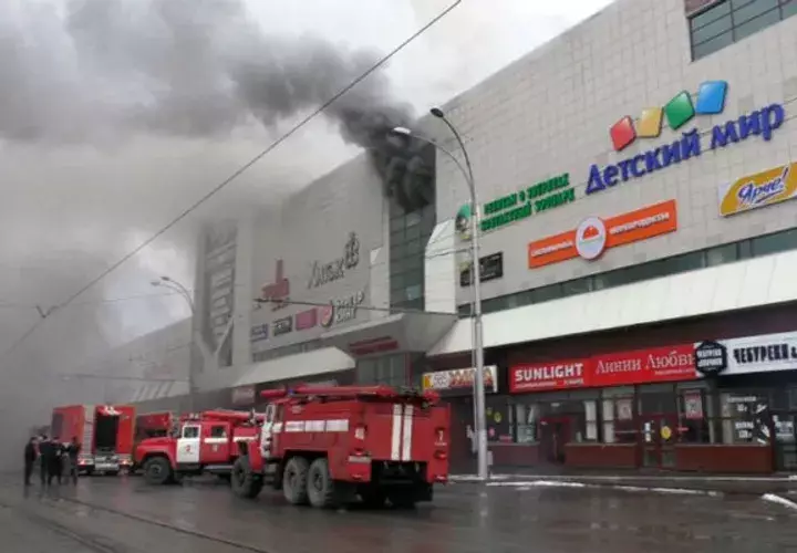 Unas 30 personas están hospitalizadas por inhalación de humo. FOTO/AP