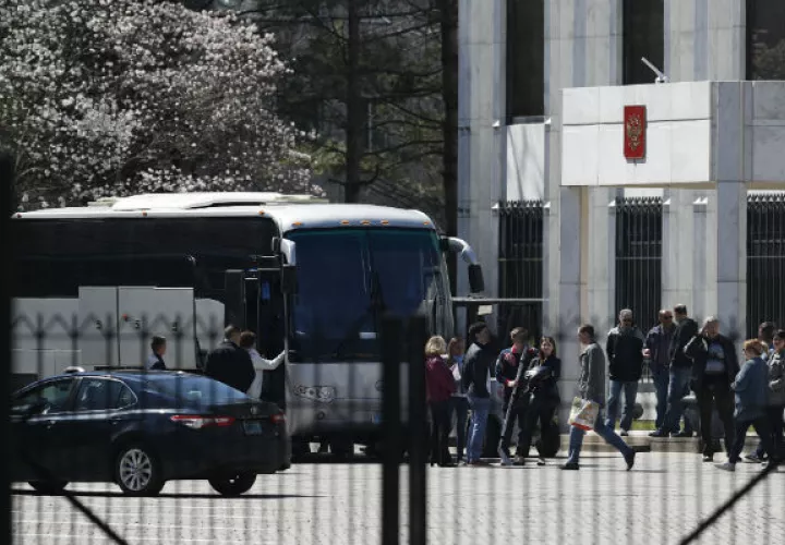 Diplomáticos rusos y sus familias salen de la embajada Rusa en Estados Unidos. FOTO/AP