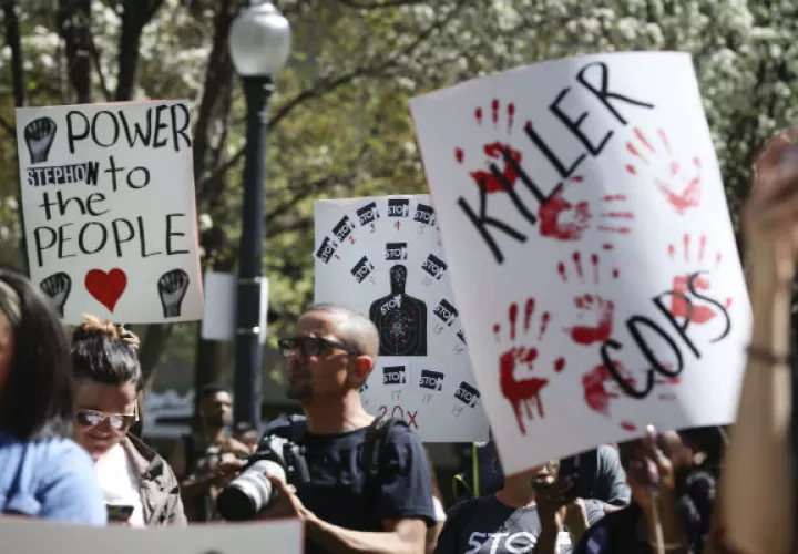 Marcha en Sacarmento por la muerte de un joven de color a manos de la policía. FOTO/AP