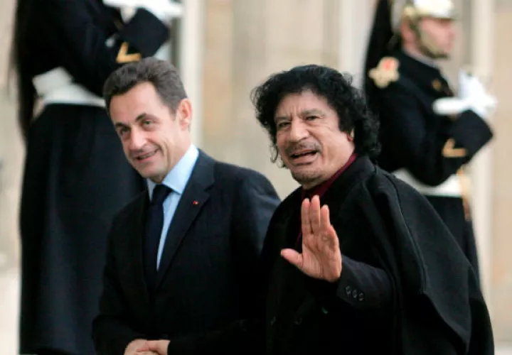Nicolás Sarkozy y el líder libio Muammar Gaddafi durante un encuentro en el Palacio del Elíseo, en París en diciembre de 2007. FOTO/EFE