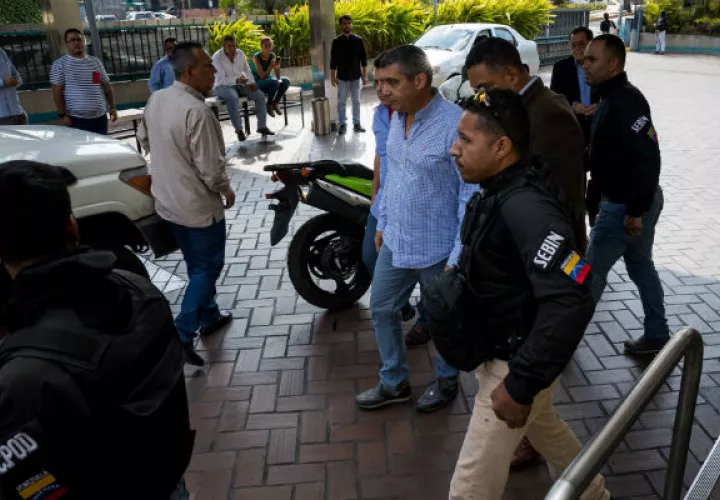 Rodríguez Torres (camisa azul) cuando era detenido. Foto: EFE.