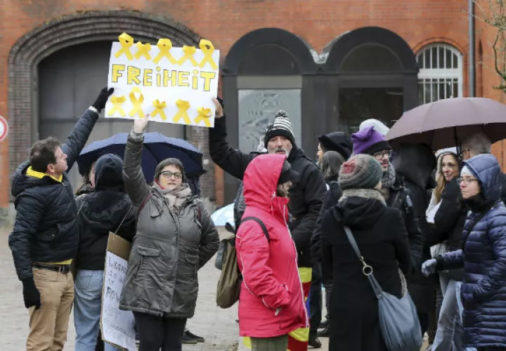 Simpatizantes de exlíder catalán Carles Puigdemont, protestan frente centro penitenciario de Neumünster. FOTO/EFE