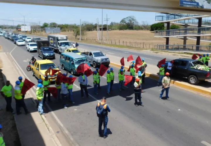 Impidieron el paso vehicular. Foto: Zenaida Vásquez.