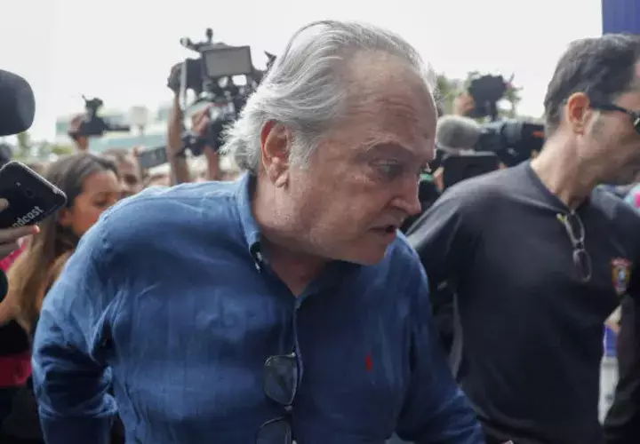 El exministro Wagner Rossi (c) es abordado por periodistas a su llegada en calidad de detenido a la sede de la Policía Federal. FOTO/EFE
