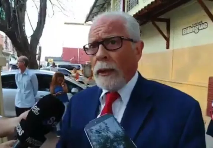Indicó que por ley es obligatorio impartir educación sexual.