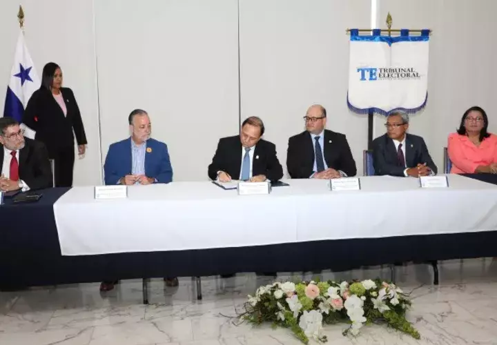 La firma fue presidida por el magistrado  Heriberto Araúz, acompañado de sus homólogos Eduardo Valdés Escoffery y Alfredo Juncá. /Foto Cortesía