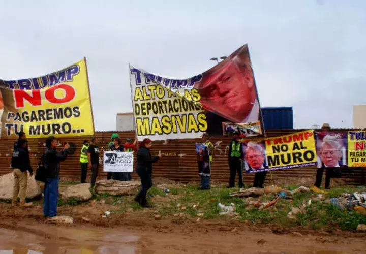 Manifestantes en el punto fronterizo de Las Flores en Tijuana. Foto: EFE.