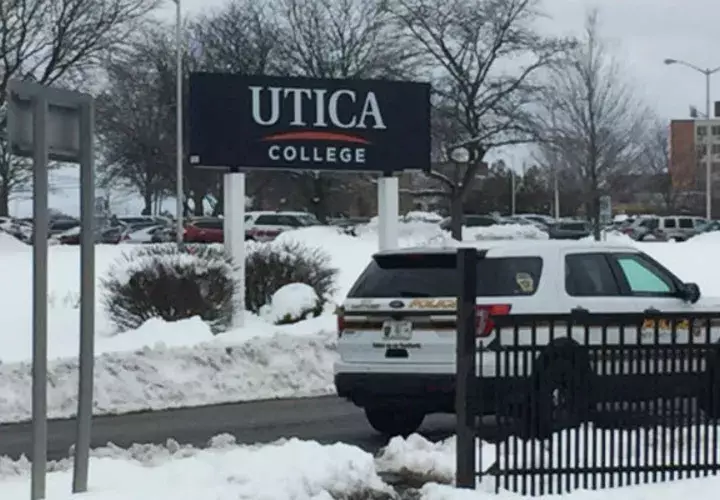 Una patrulla en las inmediaciones de Utica College. FOTO/AP