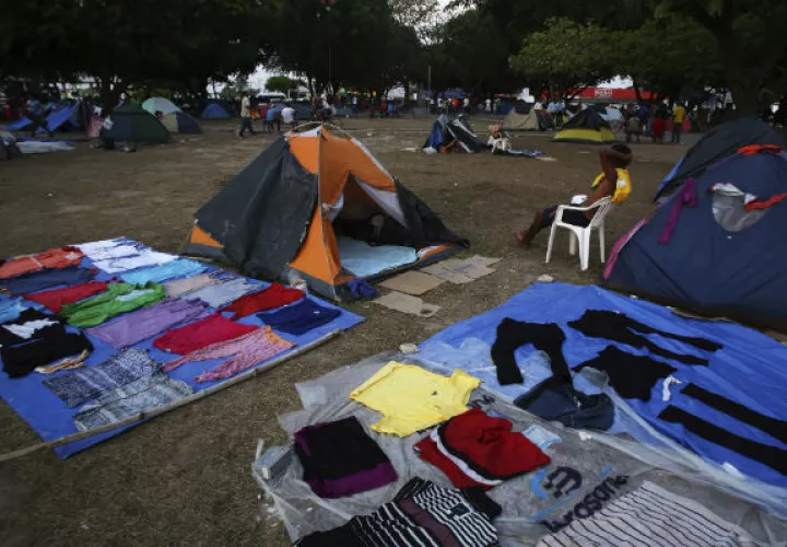 Venezolanos que llegan a Roraima pasan los días en campamentos o edificios abandonados. FOTO/EFE