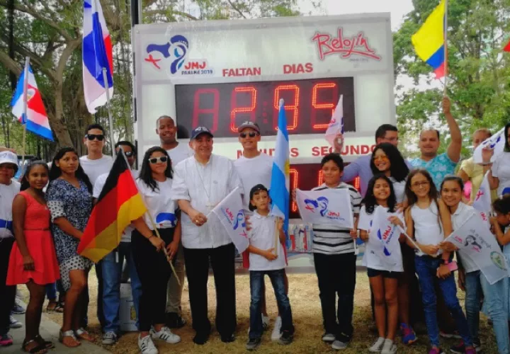 El arzobispo José Domingo Ulloa encendió el reloj hacia la JMJ. Cortesía