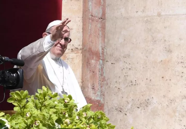 Papa Francisco bendice a los fieles. AP