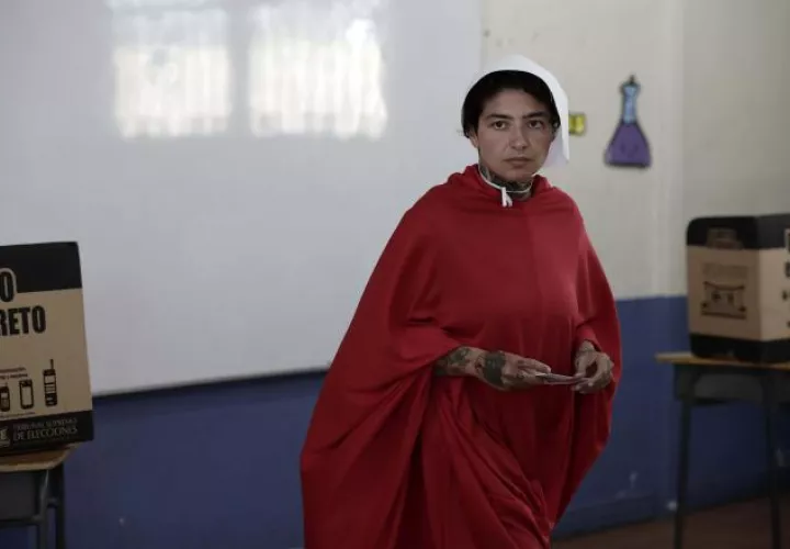 Activista del colectivo feminista "Somos Nuestras", emite su voto en las presidenciales de Costa Rica. EFE