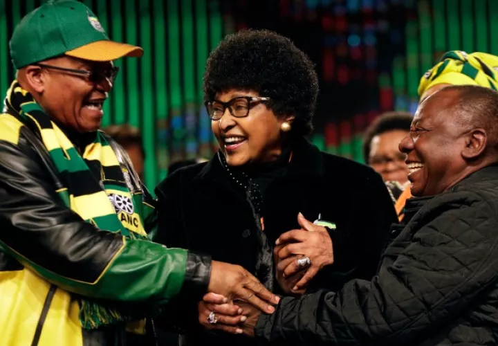 El presidente de Sudáfrica, Jacob Zuma, izquierda, saluda a Winnie Madikizela-Mandela. AP