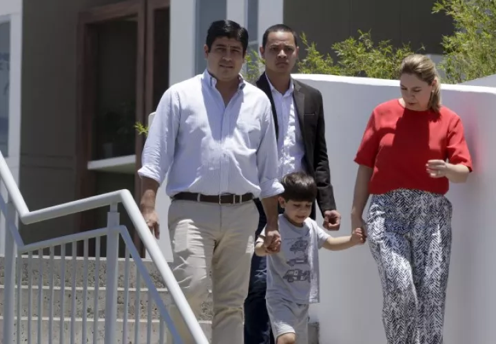 El presidente electo Carlos Alvarado, su esposa Claudia Dobles, con su hijo Gabriel,  AP