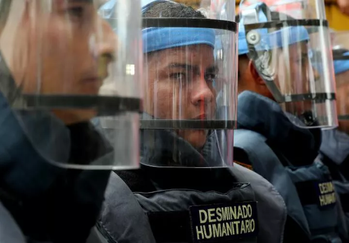 Miembros del Batallón de Desminado Humanitario en un evento especial. EFE