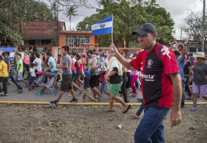 Un grupo de migrantes esperan el apoyo para llegar a EE.UU. EFE
