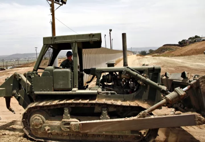 La Guardia Nacional del Ejército de California, en la valla fronteriza de EE. UU.-México en San Diego. AP