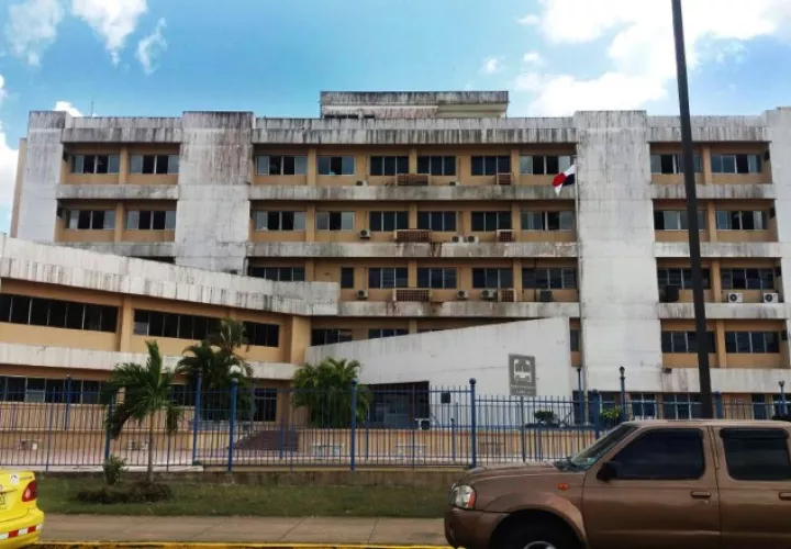 Luego de más de dos años de retrasos, hace un mes finalmente se adjudicó un nuevo contrato para pintar el hospital Nicolás Solano.   Cortesía