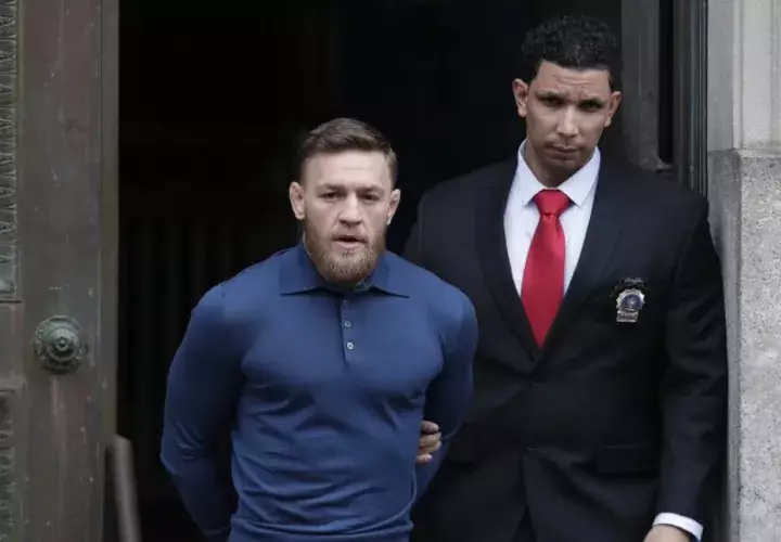 Conor McGregor (izq.), en las afueras del departamento de policía en Nueva York. 