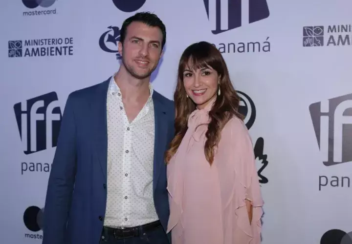 6.  Jeremy Hugues y  Carolina Pernet.