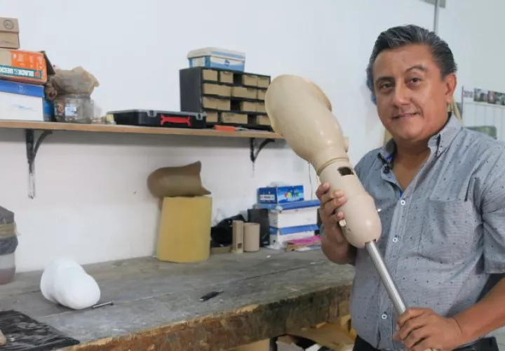 Jorge Luis Antonio Álvarez, apoya a la CICR, con las prótesis para migrantes amputados. EFE
