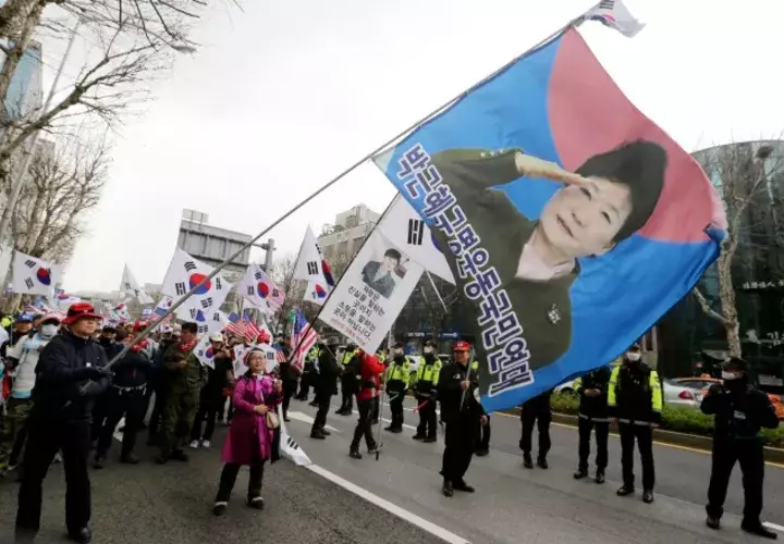 Partidarios de la ex presidenta surcoreana Park Geun-hye piden su libertad. FOTO/AP