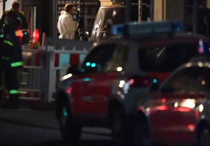 Equipo forense en el área del atropello. AP