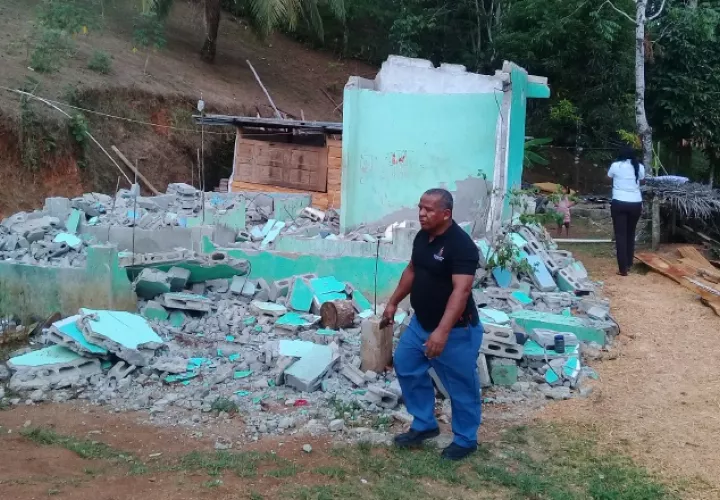 La modesta vivienda se desplomó hace una semana dejando a la familia a la intemperie.  Diómedes Sánchez