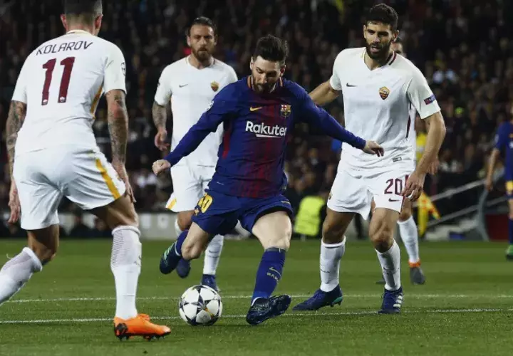 Messi recibe marcación dura en el partido de ida jugado en Barcelona. AP