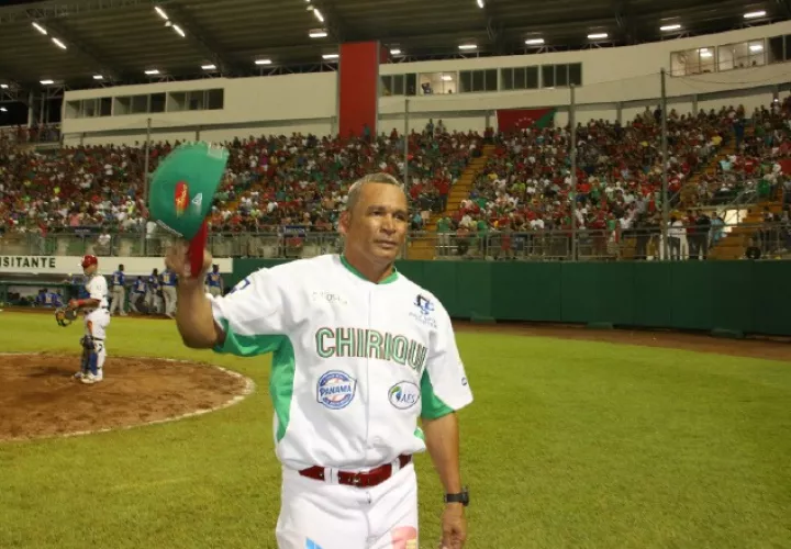 Batista saluda al público chiricano en el Kenny Serracín. Mayra Madrid