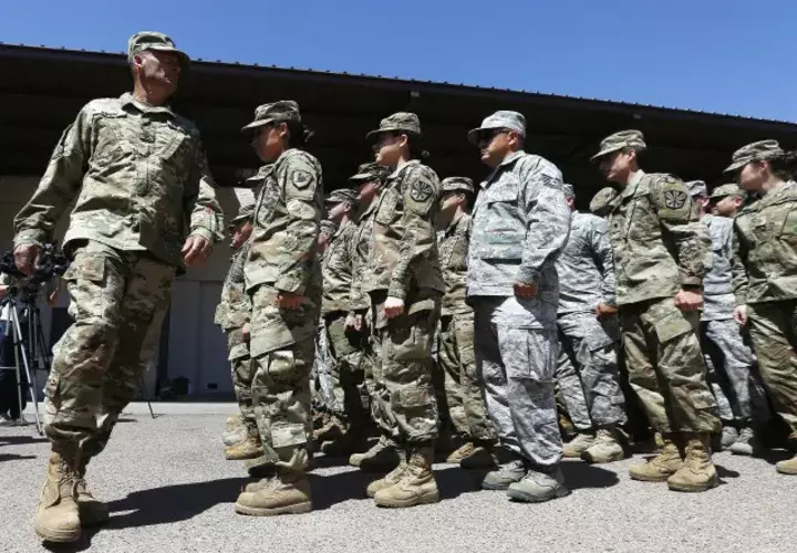 Miembros de la Guardia Nacional de Arizona se preparan para apoyar en la frontera con México. AP