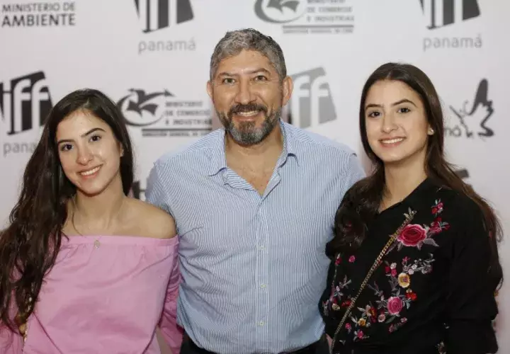 5.  Nadine Elneser, Samir Elneser y Karine Elneser.
