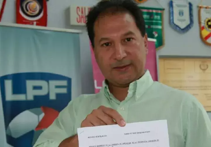 Rubén Cárdenas hijo, directivo del Alianza FC. presentó su apelación en las oficinas de la Fepafut. Anayansi Gamez