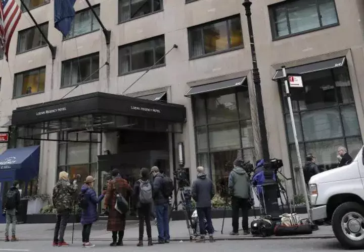 Reporteros frente al hotel Regency, donde se alojaba  Michael Cohen. EFE