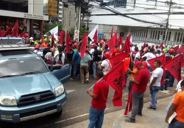 Ayer, los trabajadores realizaron un piquete afuera de la Capac. Cortesía
