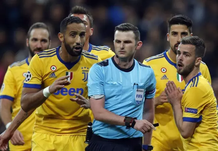 Jugadores de la Juventus reclaman al árbitro Michael Oliver. AP
