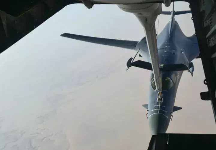Un bombardero B-1 de la Fuerza Aérea de los EE. UU. Se separa de la plataforma. FOTO/AP