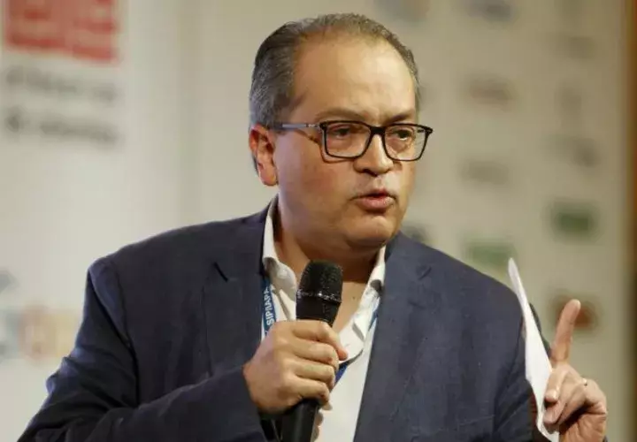 El procurador general de Colombia, Fernando Carrillo, habla  durante el panel: periodismo, corrupción y proceso electoral. EFE