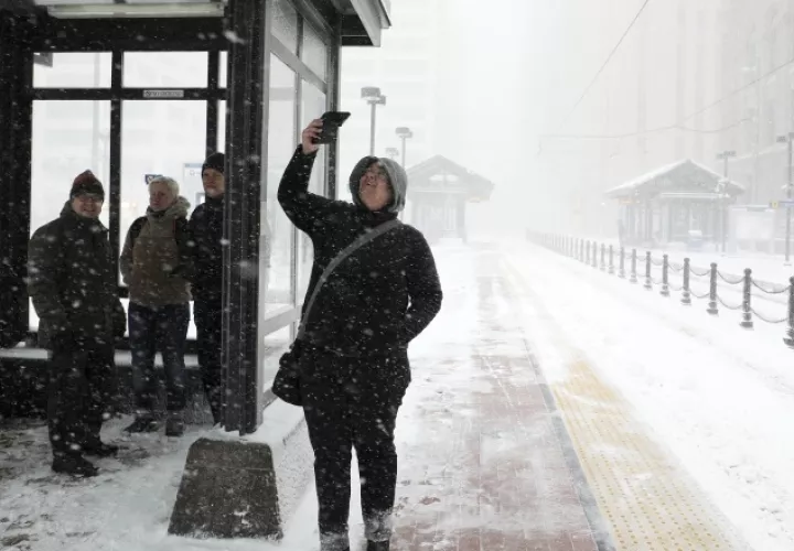 Esperan el metro en medio del frío. AP