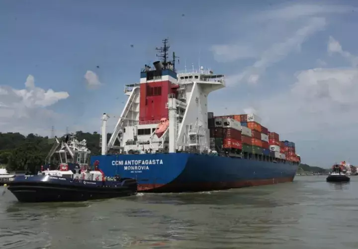 Según la ACP, el tránsito por las esclusas panamax transcurre de manera regular. Archivo