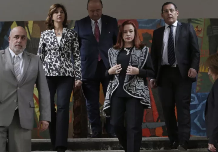 Canciller de Colombia María Ángela Holguín y el ministro Luis Villegas. AP